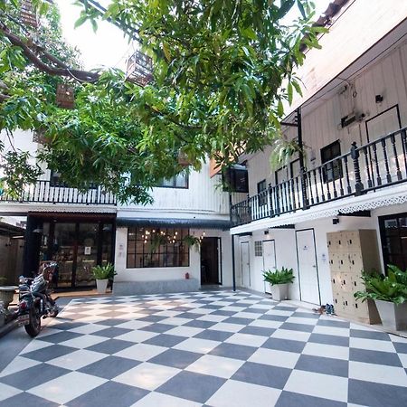 The Hidden House Hostel Банкок Екстериор снимка