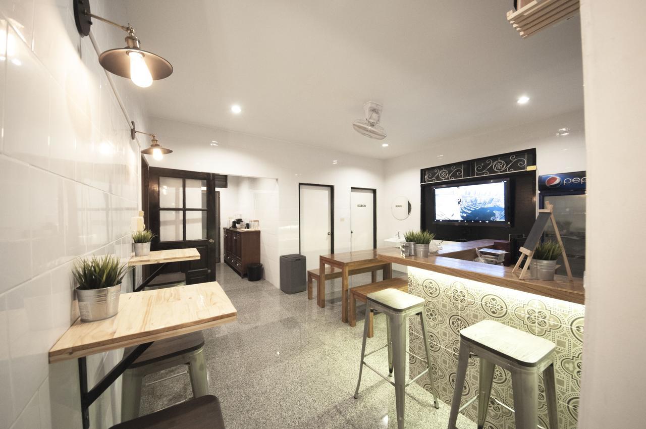The Hidden House Hostel Банкок Екстериор снимка