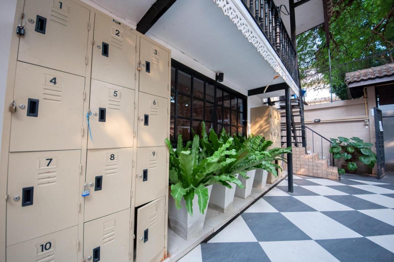The Hidden House Hostel Банкок Екстериор снимка