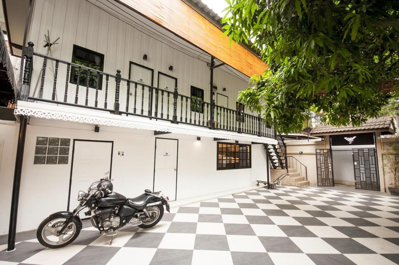 The Hidden House Hostel Банкок Екстериор снимка