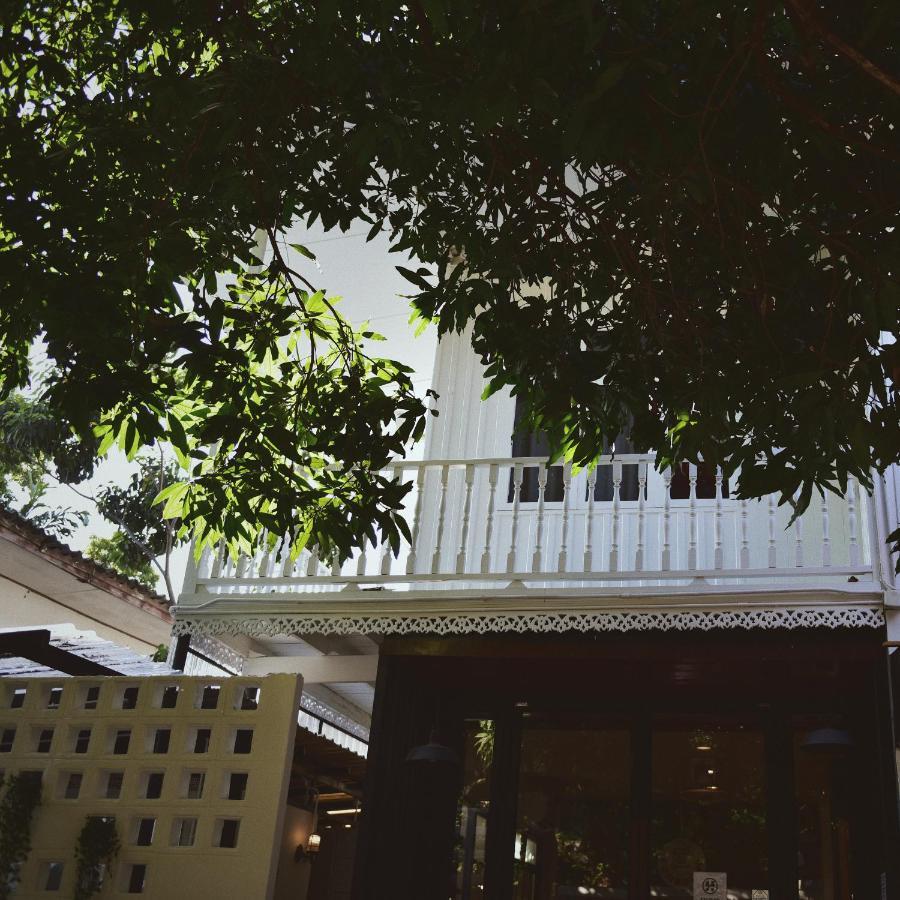 The Hidden House Hostel Банкок Екстериор снимка